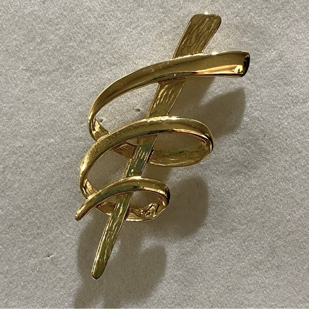 VTG JJ 1986 Modernist Gold Tone Swirl Brooch Abstract Ribbon Pin Textured